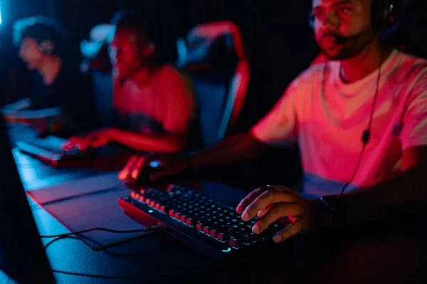 BLG中野强袭PSG节奏枢纽 S16全球总决赛入围赛首战定晋级关键